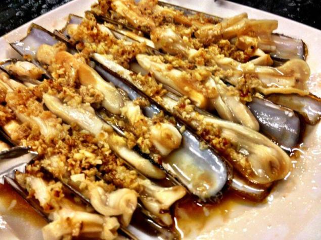 steamed razor clams with garlic (beautiful photo taken by Jeanette at 6.10.2012 homecooked dinner)