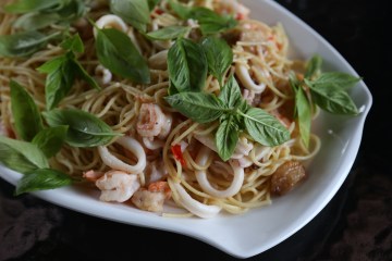 seafood alio olio spaghetti with white wine
