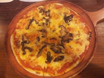 thin crust funghi pizza