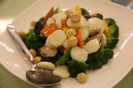 scallop, brocoli, mushrooms & macadamia nuts
