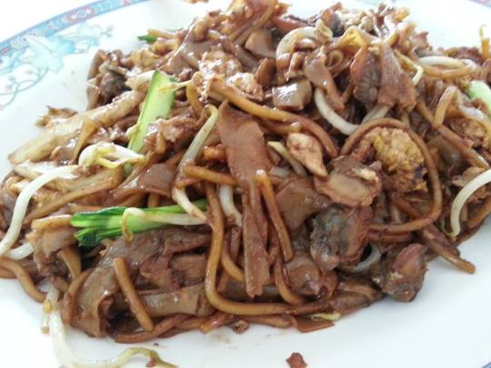 char kuay teow (fried noodles with cockles)