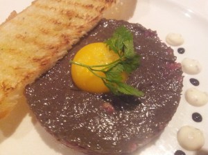 beef tartar with crispy toast