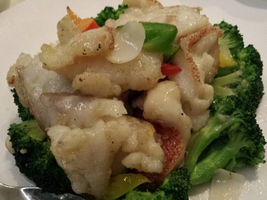 fried garoupa fillet with brocoli