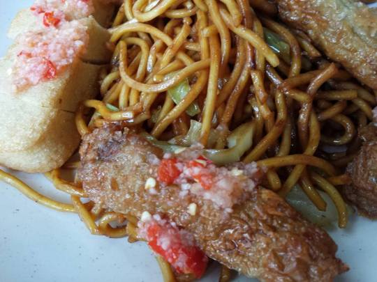 tauyou fried noodles, ngoh hiam & fish cake