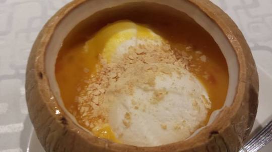 雪中情怀mango pomelo dessert with 2 scoops ice cream S$8