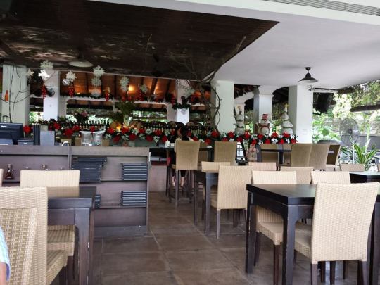 nice airy ambience no customers