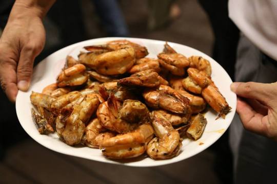 high heat dry wok garlic prawns