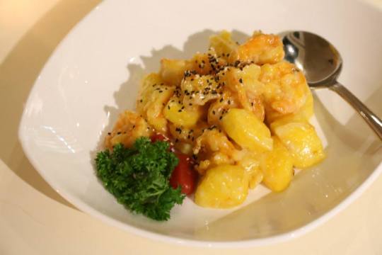 pineapple prawns S$24