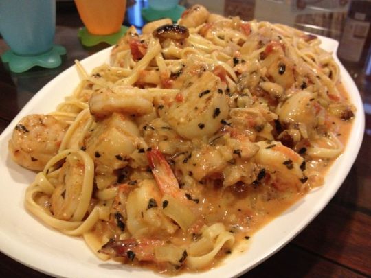 crab linguine in pink sauce with medium prawns & pan-seared scallops