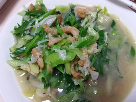 fried leek with hae bee (dried prawns)