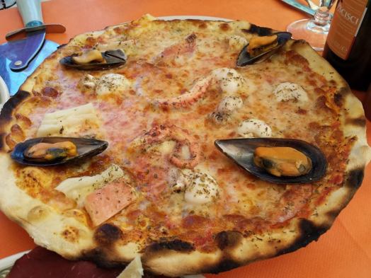 pizza frutti di mare (fruits of the sea)