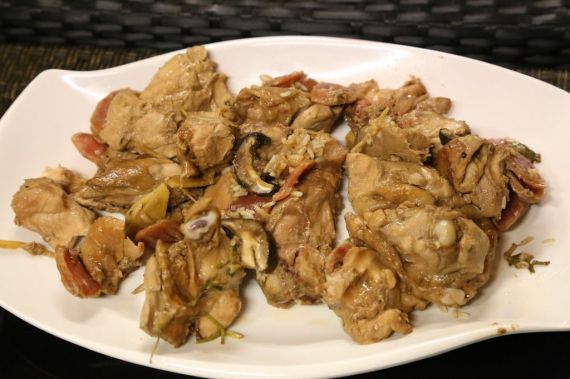 HK steamed chicken, mushrooms, chinese sausage rice(香汁蒸蘑菇鸡饭)