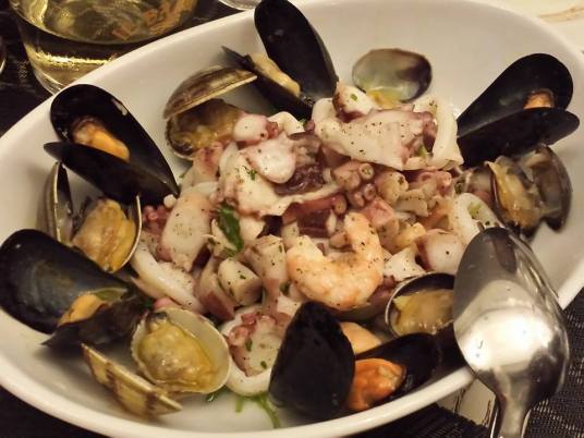 excellent seafood salad (euro 15 can feed 4pax),