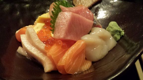 chirashi don - 2 toro, 2 hotate, 2 shake, 2 kajiki. 2 hirame, 2 kampachi, 2 tamago, uni, botan ebi, ikura