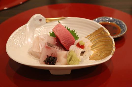 sashimi moriawase = maguro, hirame, hamachi, hotate, anago