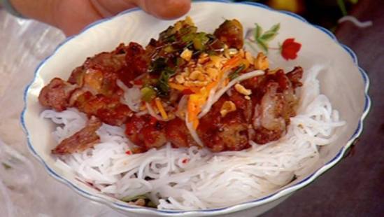 vietnamese chargrilled pork neck with cold beehoon