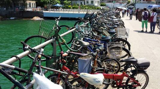 bicycles at jetty yung shue wan 榕树湾 lama island 南丫岛