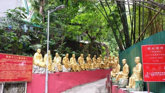 lined on both sides up man fat sze 万佛寺