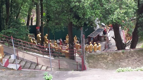 lined on both sides up man fat sze 万佛寺