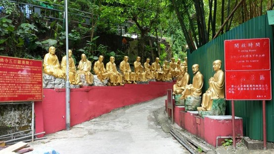 lined on both sides up man fat sze 万佛寺