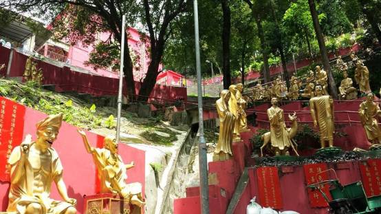 lined on both sides up man fat sze 万佛寺