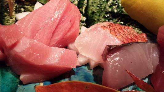 #5 sashimi moriawase = chutoro, sawara (spanish mackerel), kinmedai 金目鯛(golden eye snapper)