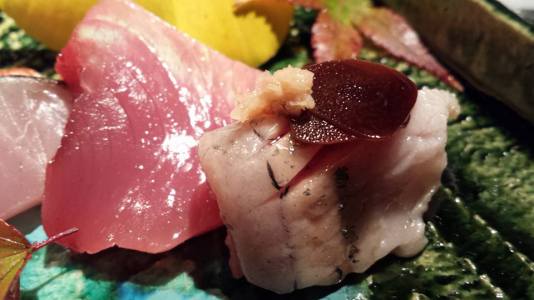 #5 sashimi moriawase = kinmedai 金目鯛(golden eye snapper) katsuo (tuna), sanma