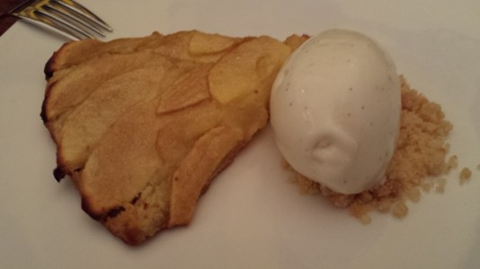 apple tart with ice cream