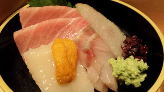 excellent sashimi=chutoro, hotate, kampachi, uni