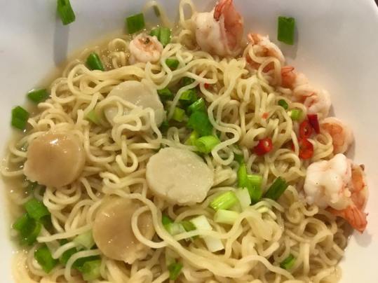 cheap instant noodles with prawns & scallops