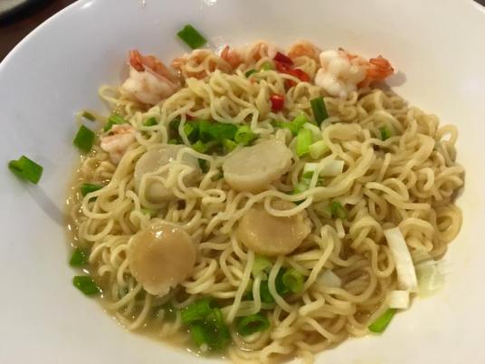 cheap instant noodles with prawns & scallops