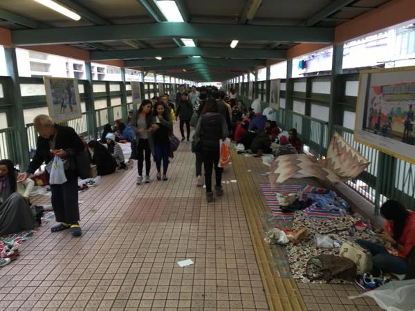 indo maids at covered walkway mongkok on a sunday 10.1.2016