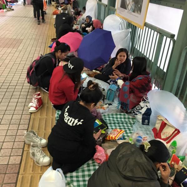 indo maids at covered walkway mongkok on a sunday 10.1.2016
