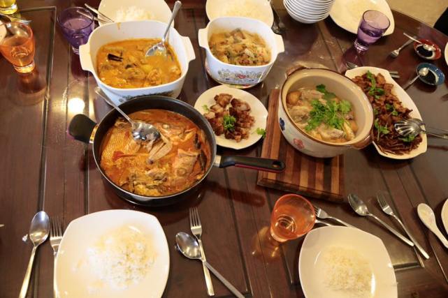 7 dishes = curry rice + bakuteh + dessert