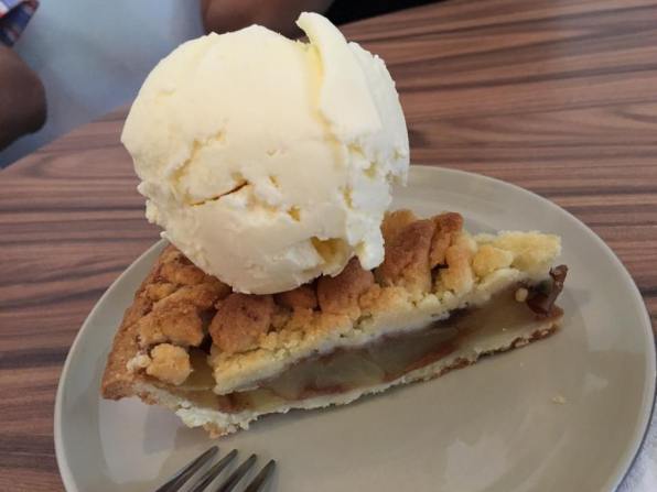 apple crumble with ice cream