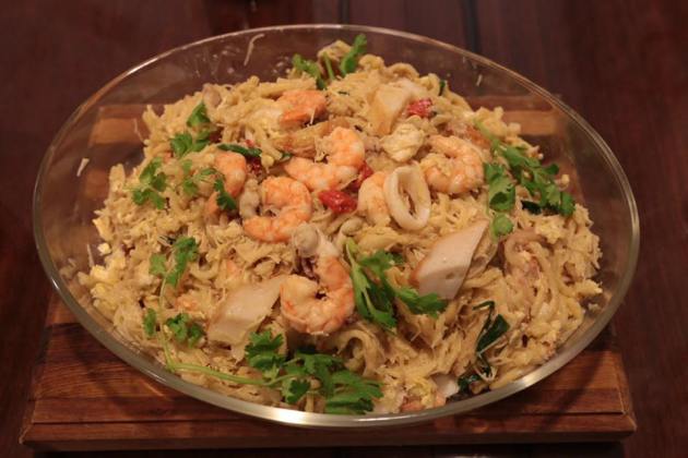 fried hokkien noodles tasty but soaked up the gravy & a bit mushy