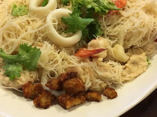white bee hoon & lau pok (crispy lard)