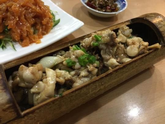 frog in bamboo 竹筒牛蛙