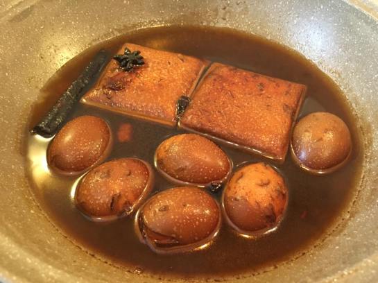 lor nerng-braised egg and tau kua