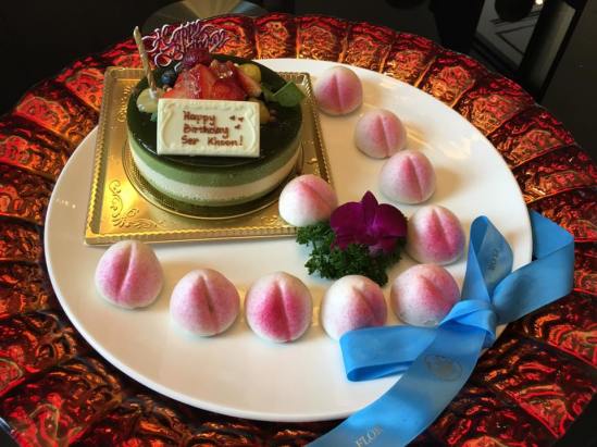 flor-patissierie-cake-with-complimentary-longevity-buns