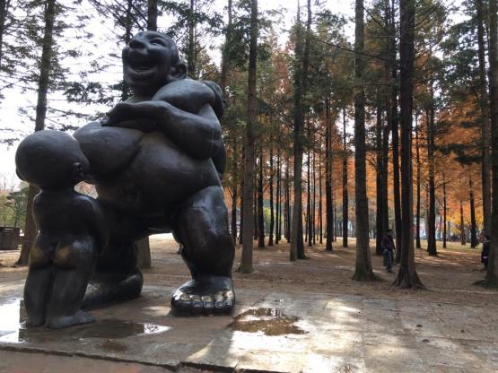 happy mother nursing sculture, nami Island 남이선 南怡岛