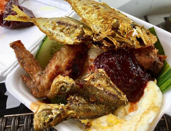 S$5 fish + wings = 4 ikan kuning, 1 chicken wing, 1 egg, ikan bilis, kachang