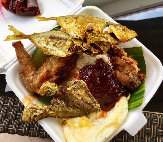 S$5 fish + wings = 4 ikan kuning, 1 chicken wing, 1 egg, ikan bilis, kachang