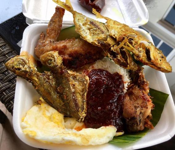 S$5 fish + wings = 4 ikan kuning, 1 chicken wing, 1 egg, ikan bilis, kachang