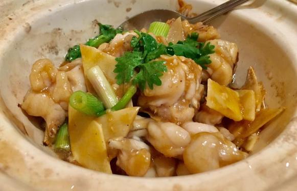 claypot frogleg with sprong onions & ginger 姜葱田鸡 - S$16