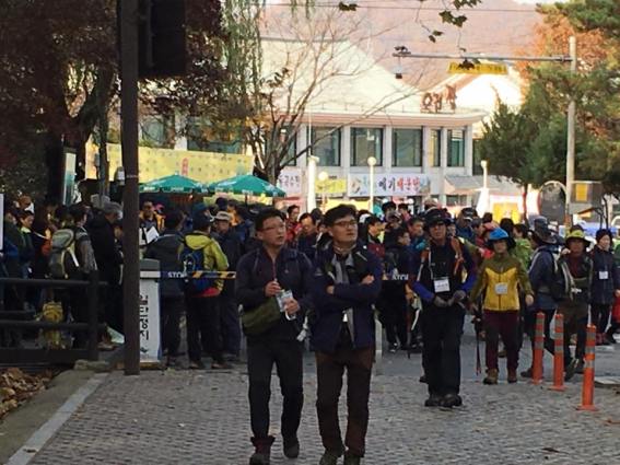 crowd-at-the-trailhead