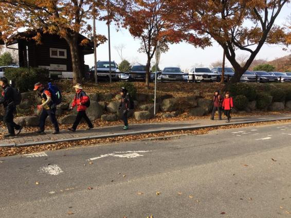 everyone-walking-to-the-trailhead