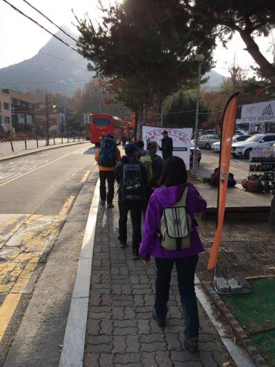 everyone-walking-to-the-trailhead2