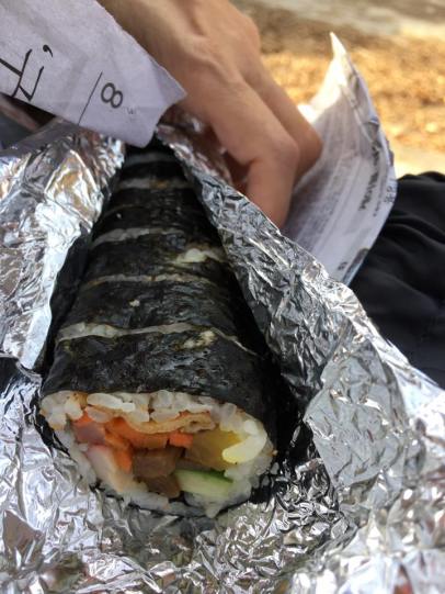 lisa-bought-2-rolls-of-gimbab%e1%84%80%e1%85%b5%e1%86%b7%e1%84%87%e1%85%a1%e1%86%b8-din-know-they-so-nice