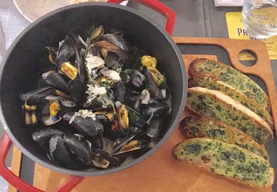 mussels pot with garlic toast